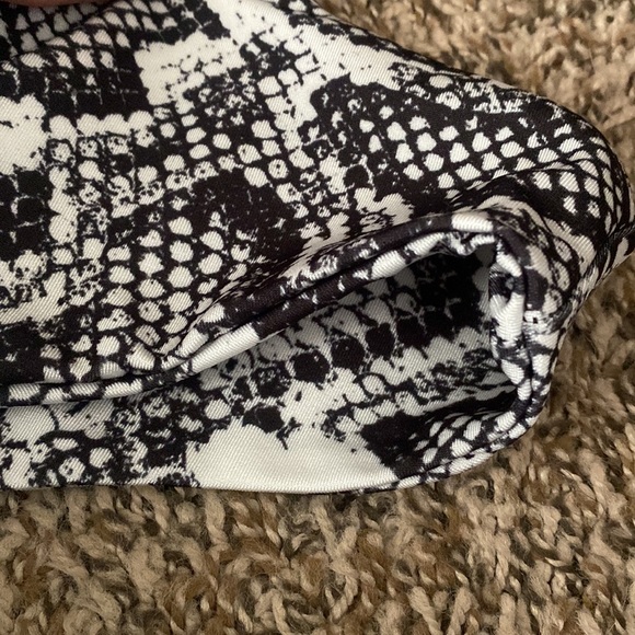 Pretty Little Thing black white snakeskin print bikini bottom 6 - Picture 7 of 7